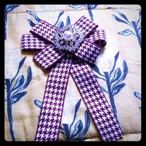 Preppy neck bow pin